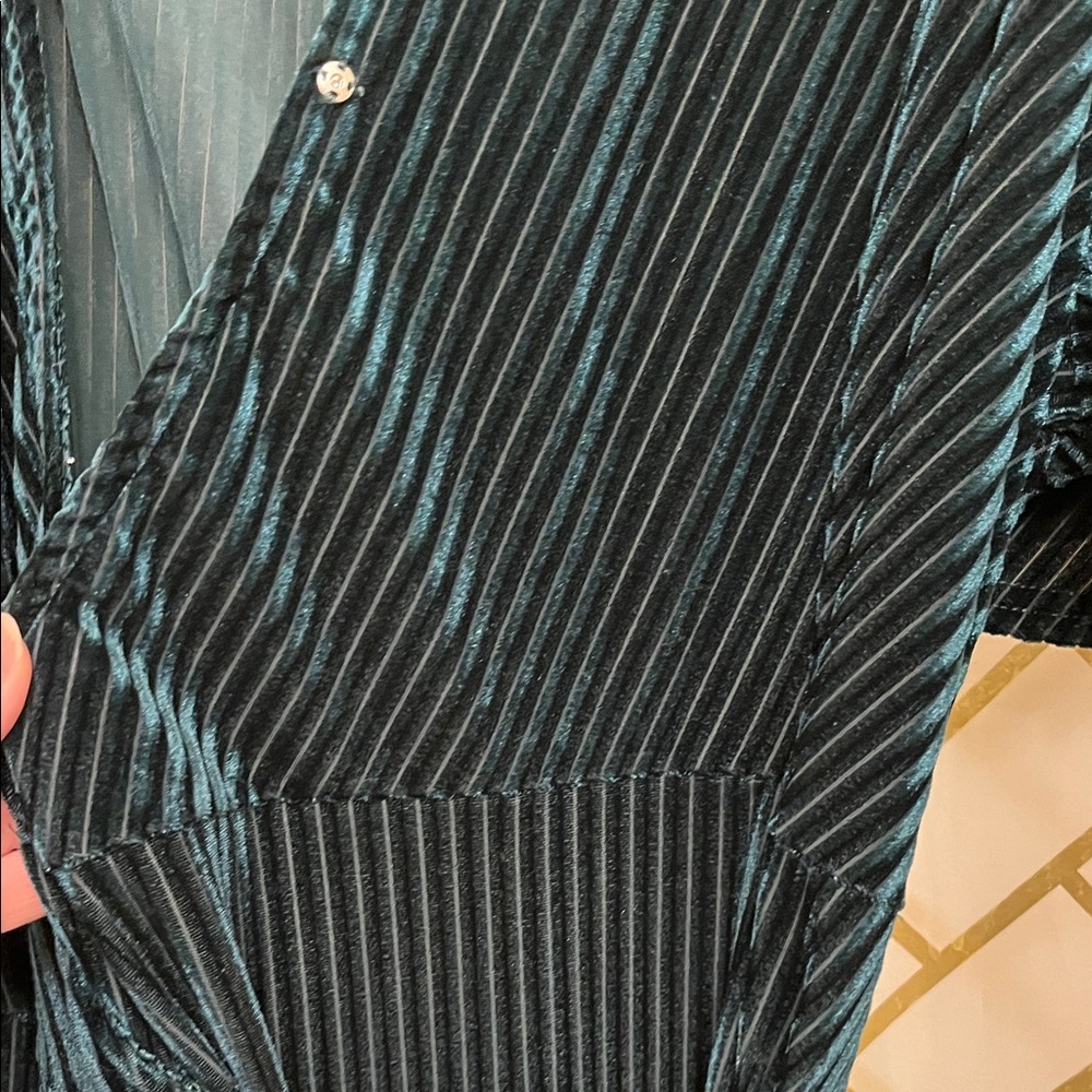 Elegant Dark Green Velvet Midi Wrap Dress with Self-Tie Waist - Picture 3 of 11